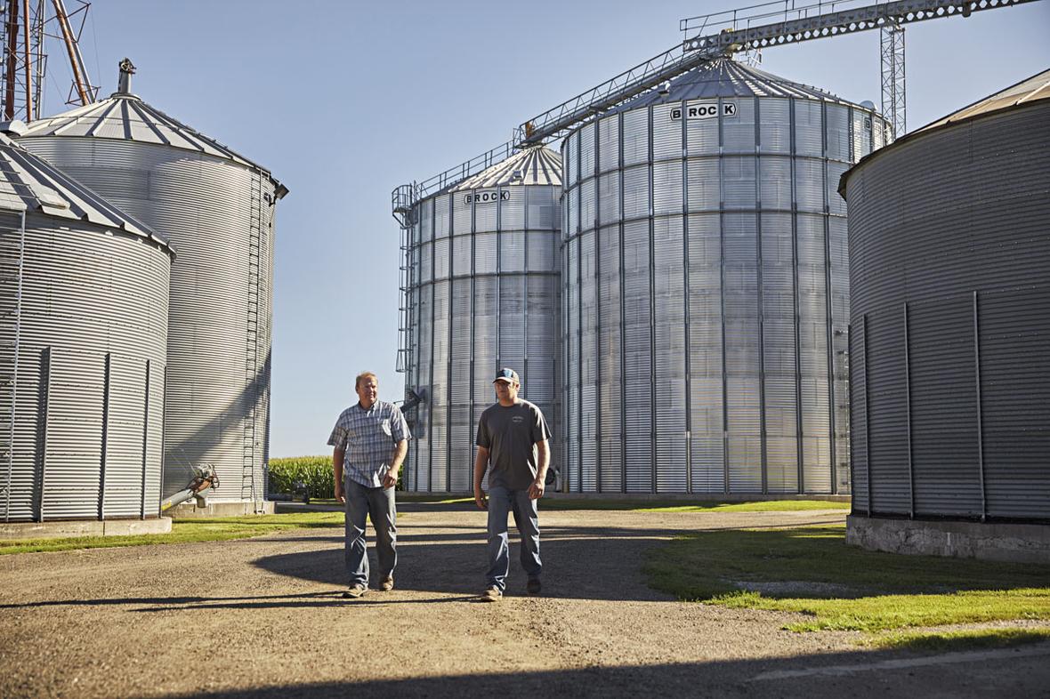 Men walking thru silos 201800717 ADM  7505 2021 12 v1 lores